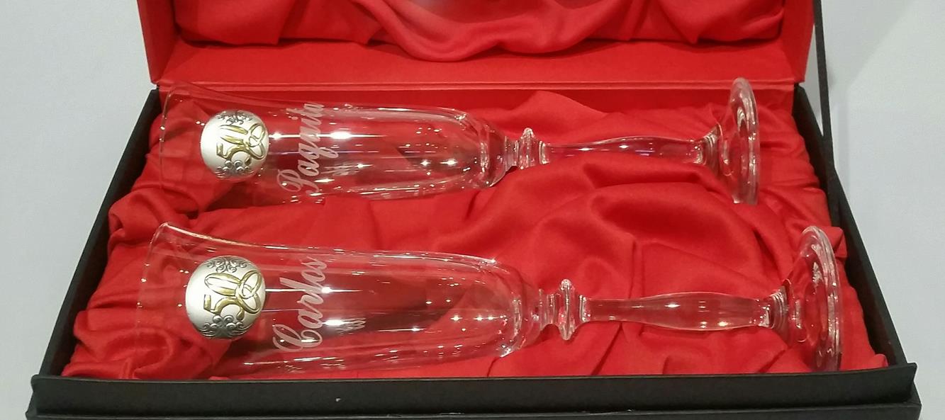 copas de champán con monograma copas de champán con fecha iniciales Juego de 2 copas de champán personalizadas para novio y novia 